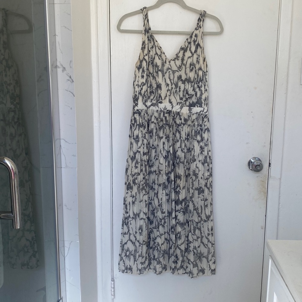 White and black Banana Republic floral midi/tea length dress size 6